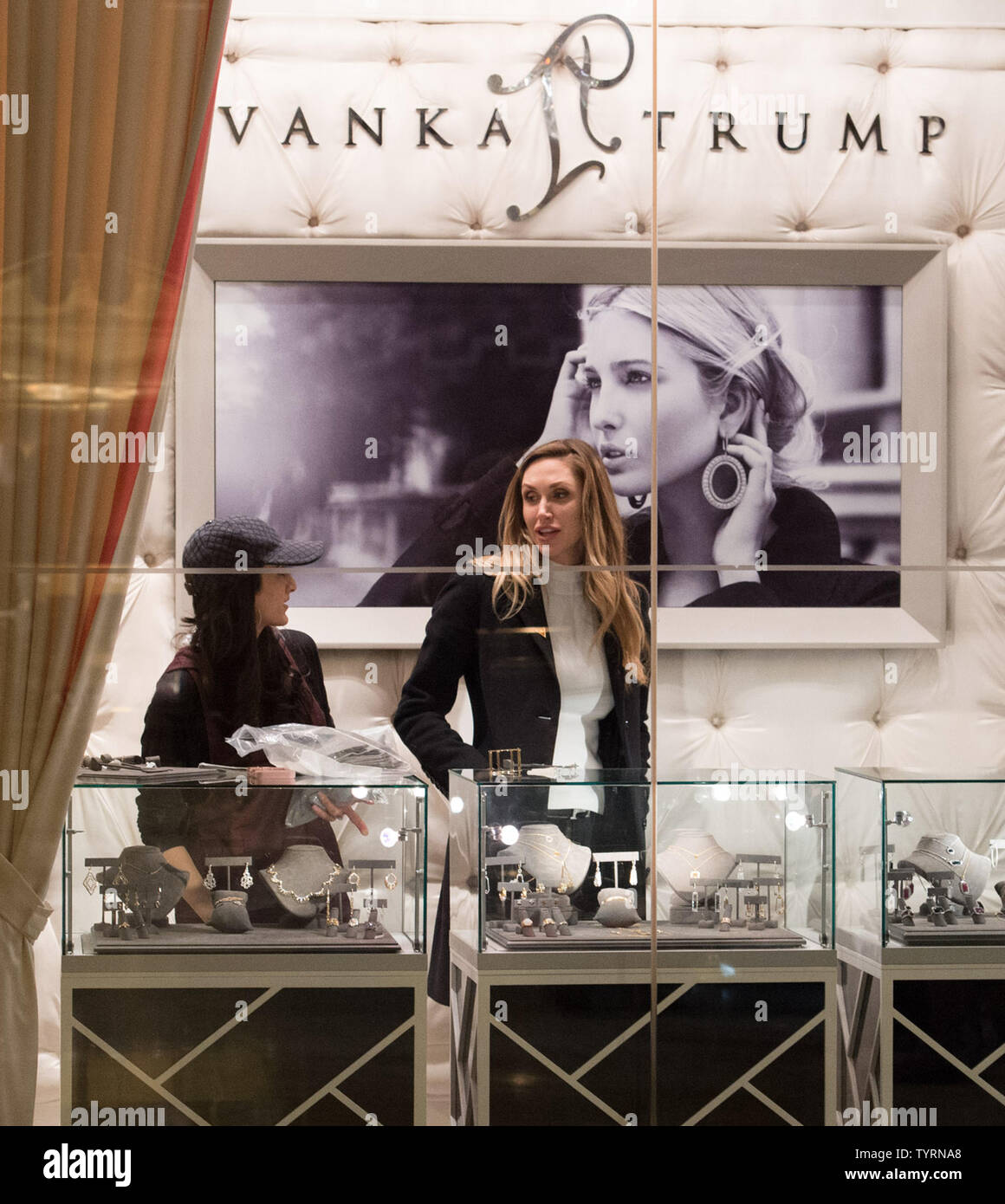 Lara Yunaska (C), Eric Trump la moglie, si erge nel Ivanka Trump boutique al Trump Tower on gennaio 17, 2017 a New York City. Stati Uniti Presidente Eletto Donald Trump è ancora tenere riunioni al piano di sopra al Trump Tower, solo 3 giorni prima dell'inaugurazione. Foto di Bryan R. Smith/UPI Foto Stock