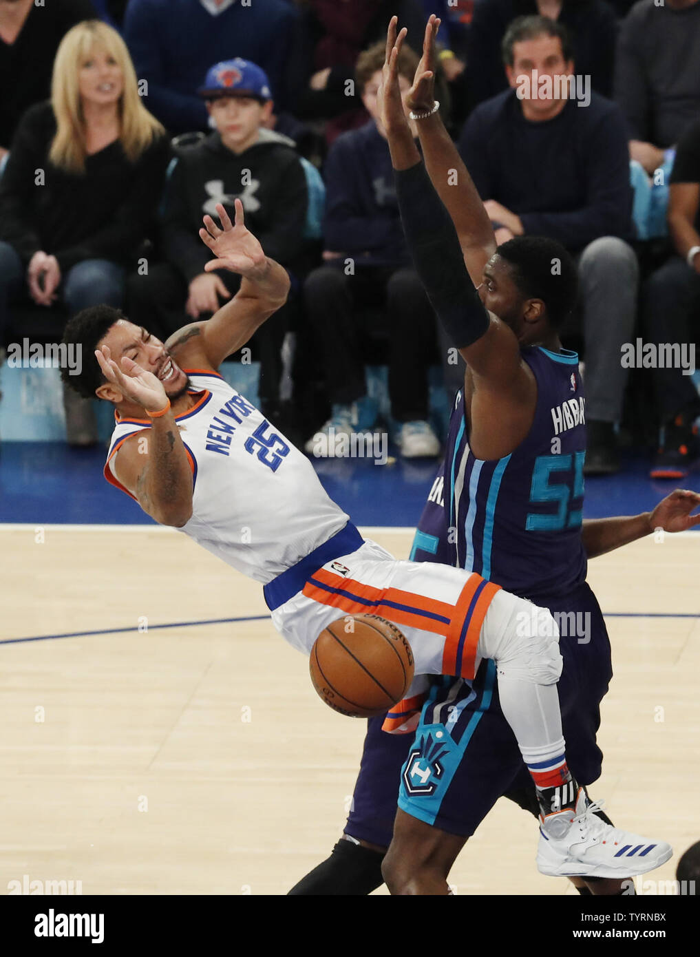 New York Knicks Derrick Rose collide con Charlotte Hornets Roy Hibbert nel primo semestre al Madison Square Garden di New York il 27 gennaio 2017. Foto di Giovanni Angelillo/UPI Foto Stock