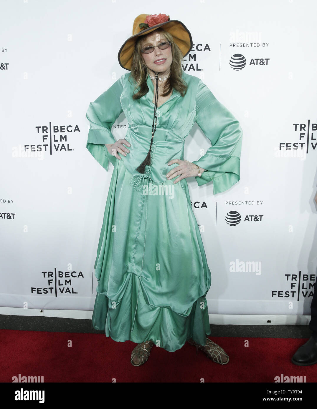 Carly Simon arriva sul tappeto rosso al "Clive Davis: la colonna sonora della nostra vita' Premiere al Radio City Music Hall di Aprile 19, 2017 in New York City. Foto di Giovanni Angelillo/UPI Foto Stock