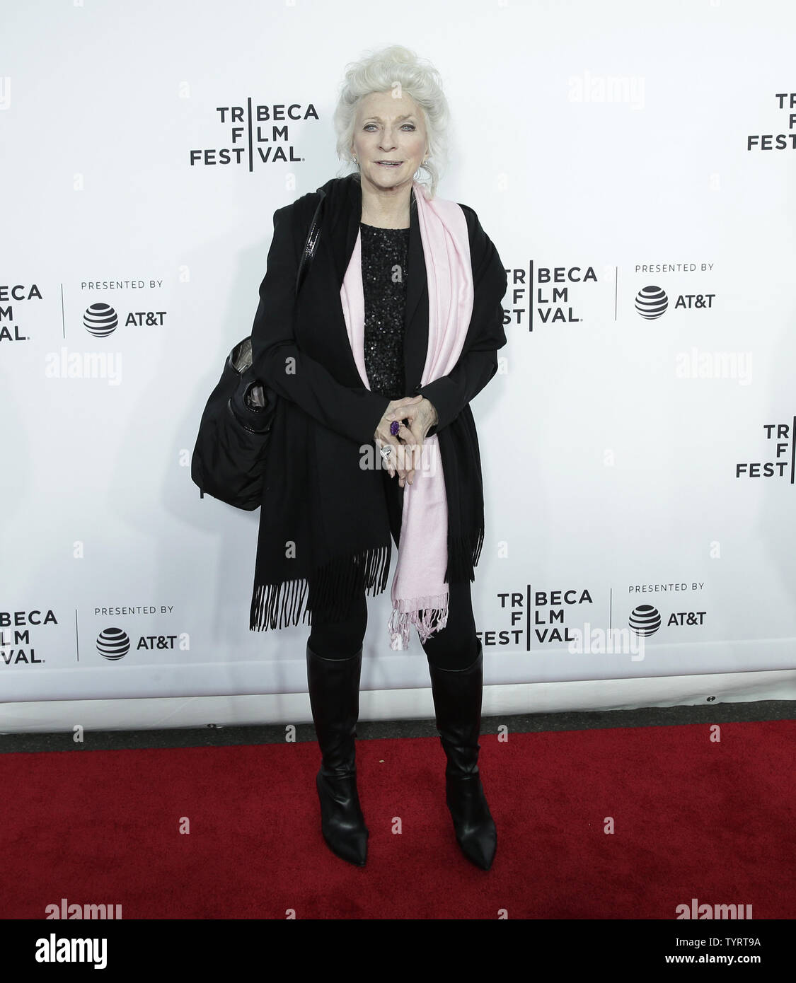 Judy Collins arriva sul tappeto rosso al "Clive Davis: la colonna sonora della nostra vita' Premiere al Radio City Music Hall di Aprile 19, 2017 in New York City. Foto di Giovanni Angelillo/UPI Foto Stock