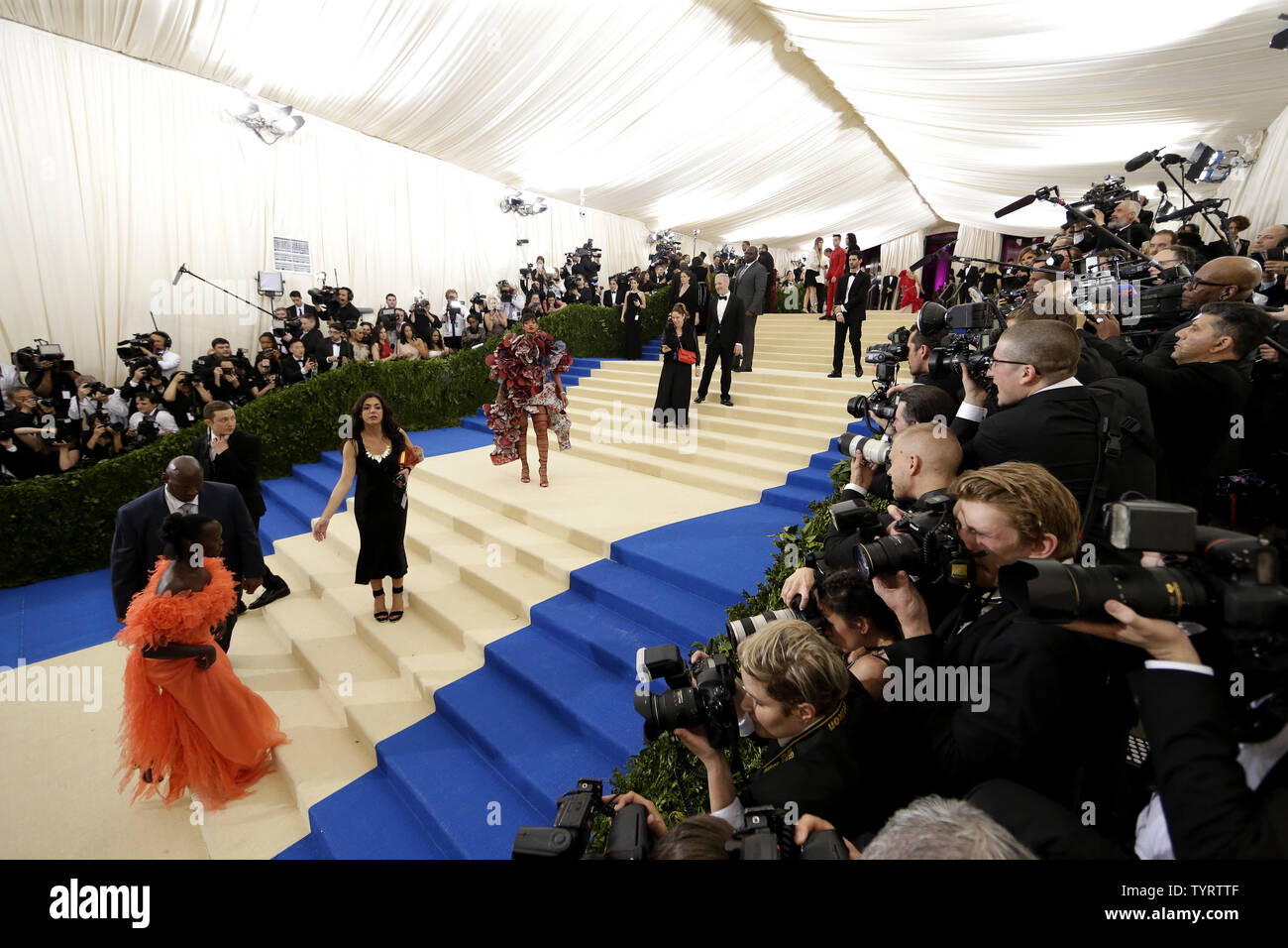 Rihanna arriva sul tappeto rosso al costume Institute beneficio al Metropolitan Museum of Art per celebrare l'apertura del Rei Kawakubo/Comme des Garcons: arte dell'degli spazi interdentali a New York City il 1 maggio 2017. Foto di Giovanni Angelillo/UPI Foto Stock