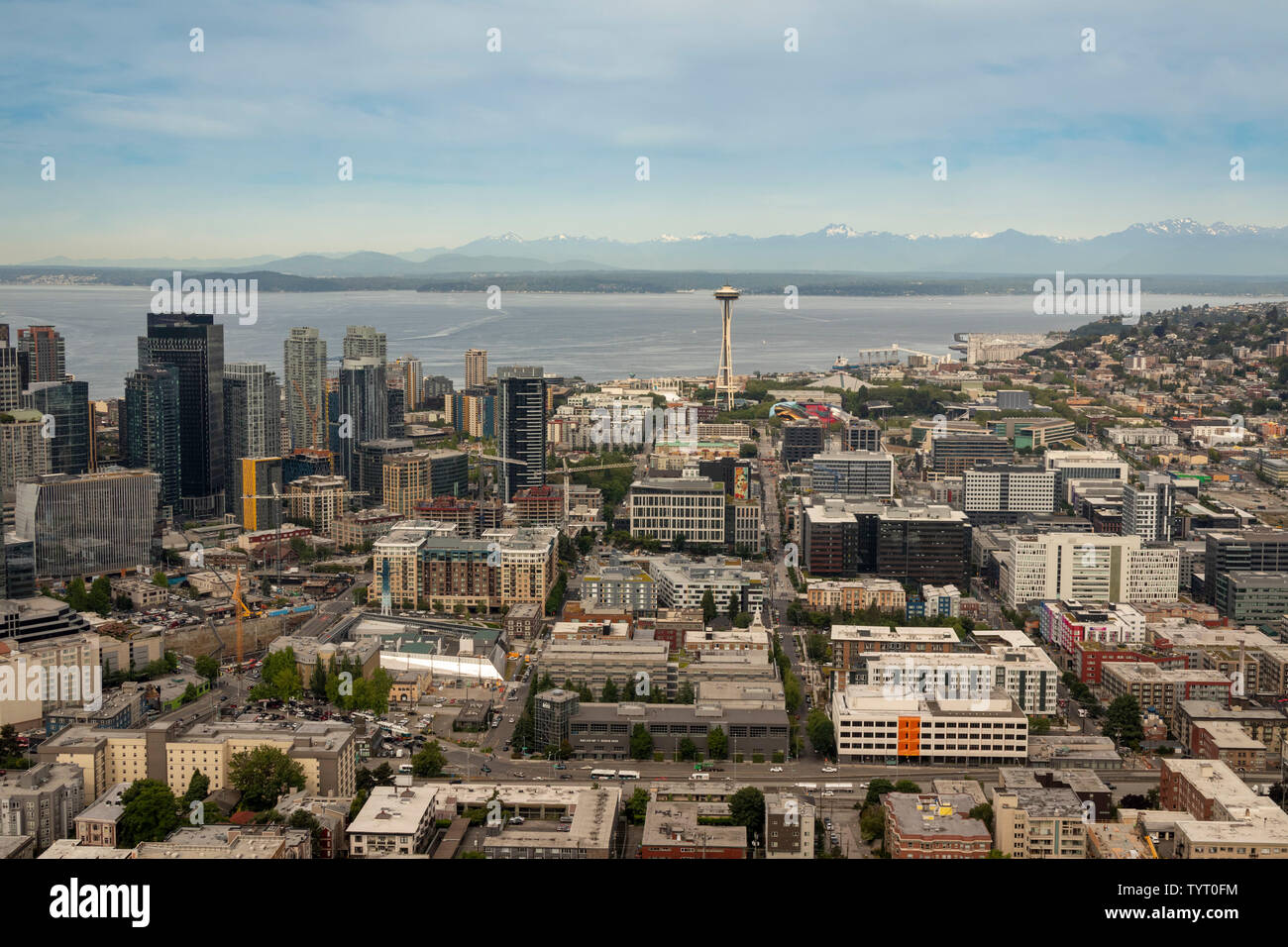 Vista aerea del centro cittadino di Seattle e lo Space Needle, nello Stato di Washington, USA Foto Stock