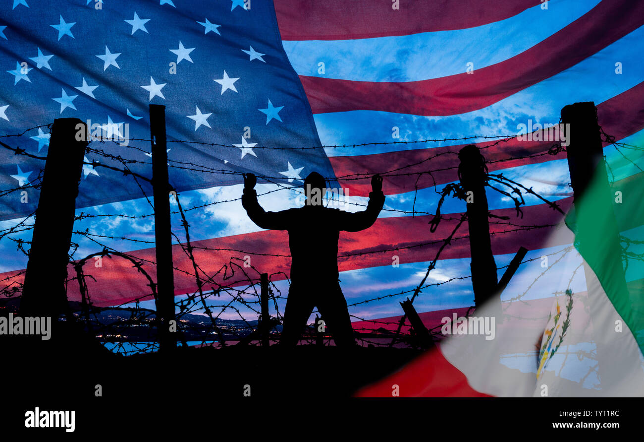 Uomo al filo spinato, filo di rasoio recinto con bandiera degli Stati Uniti in background, bandiera messicana in primo piano. Immigrazione, la recinzione di confine, confine messicano... concetto Foto Stock