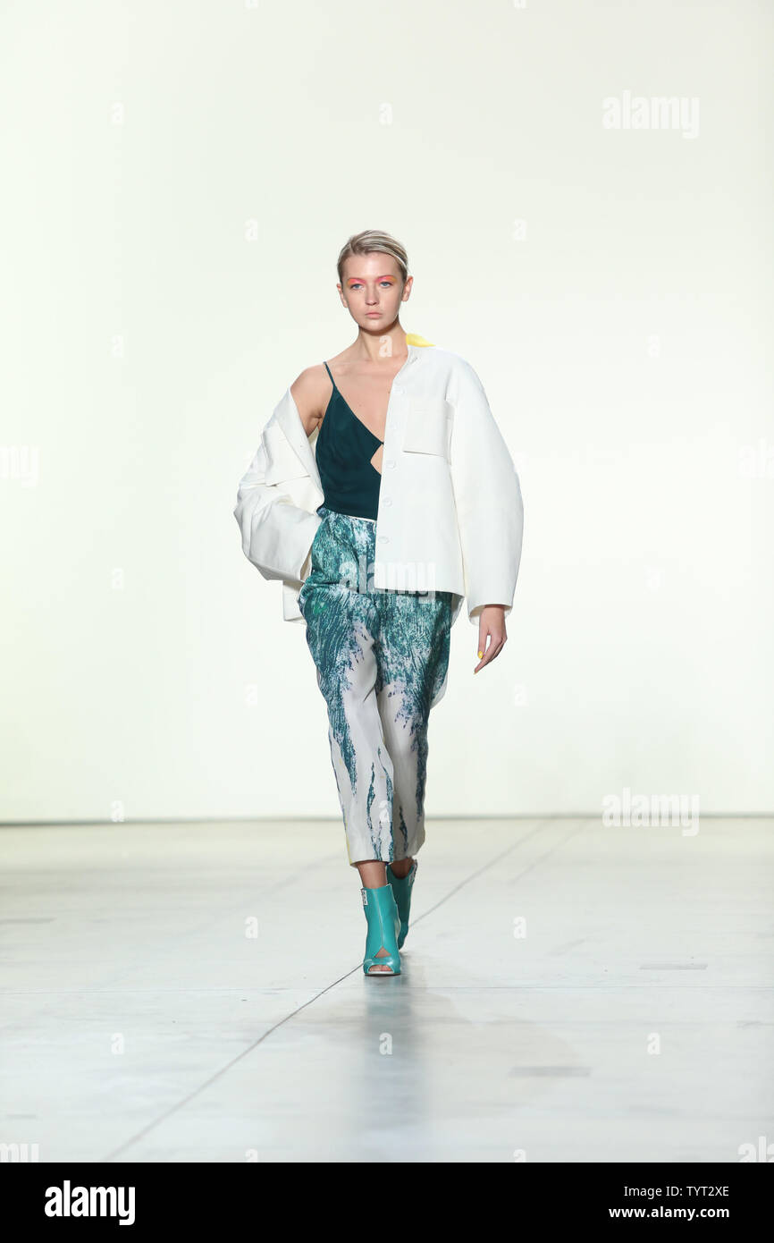 Un modello di passeggiate sulla pista a Leanne Marshall fashion show durante la settimana della moda di New York a lucernario Clarkson Sq. Gallery 2 il 10 settembre 2017 a New York City. Foto di Serena Xu-Ning/UPI Foto Stock