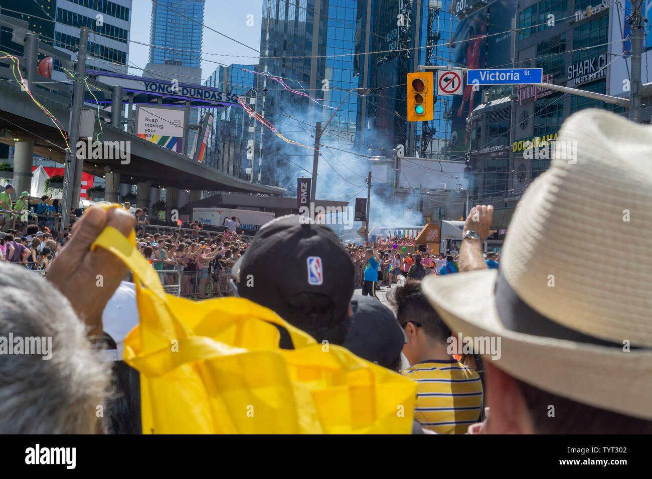 Il mare di persone che condividono una buona energia e amore durante l orgoglio di Toronto. È davvero una fantastica esperienza! Foto Stock