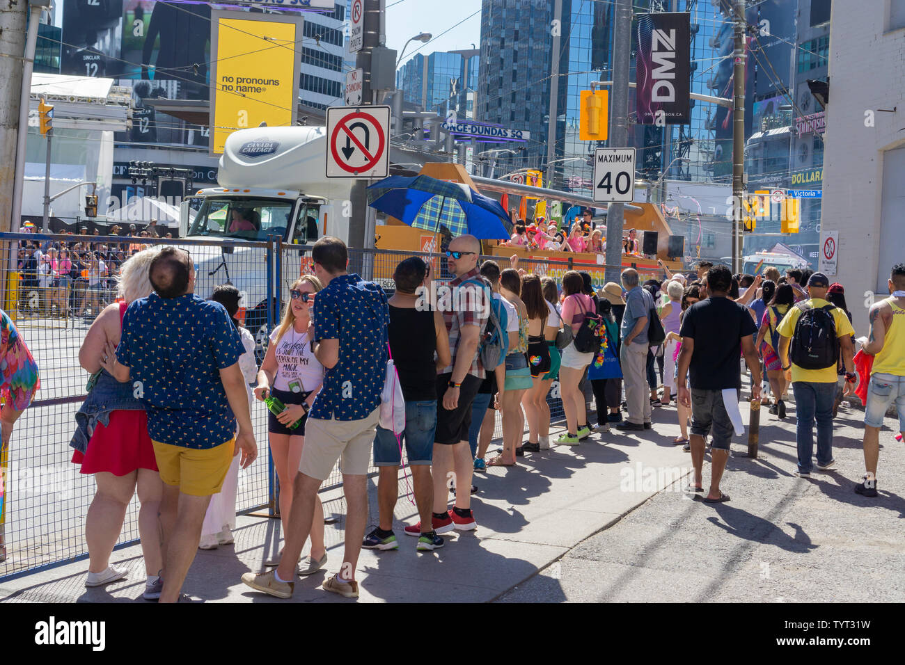 Il mare di persone che condividono una buona energia e amore durante l orgoglio di Toronto. È davvero una fantastica esperienza! Foto Stock