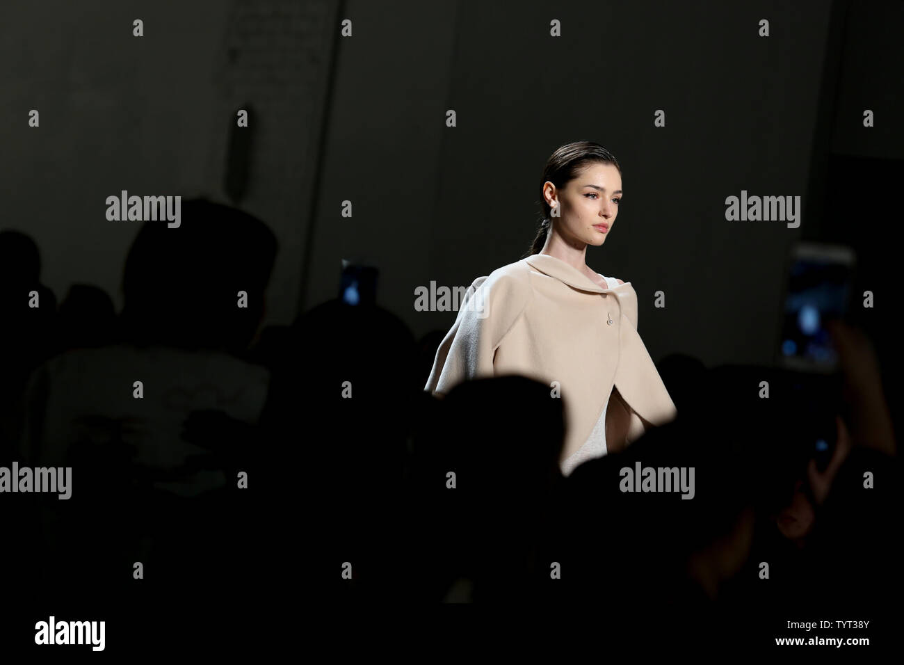 Un modello di passeggiate sulla pista alle Lanyu fashion show durante la settimana della moda di New York a lucernario Clarkson Sq. Gallery 3 su 11 Settembre 2017 a New York City. Foto di Serena Xu-Ning/UPI Foto Stock