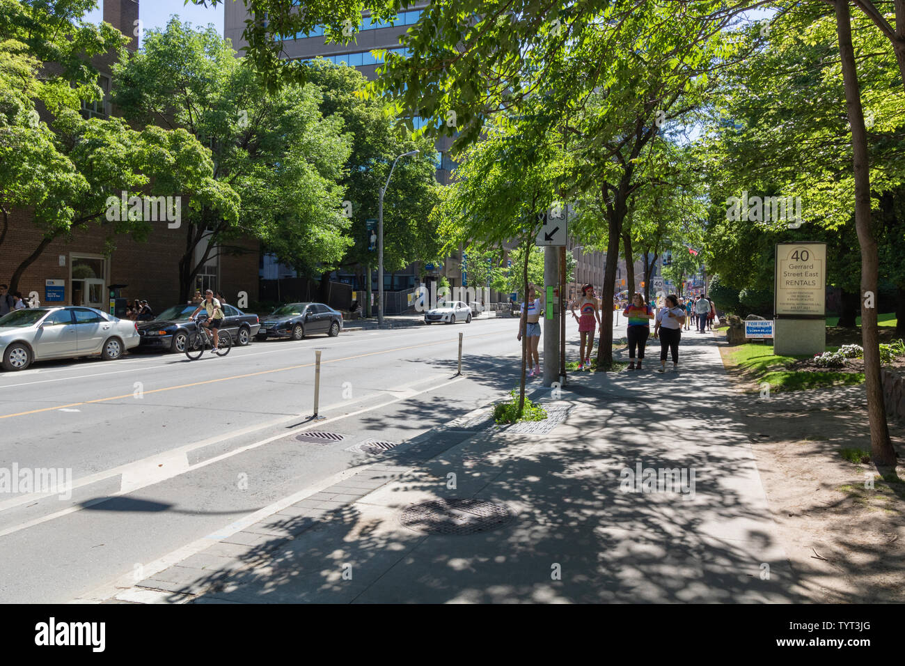 Orgoglio partecipanti separati dalla folla immensa sporting rainbow colori in downtown Toronto Vibrante e splendida ricordando a me come felice siamo qui. Foto Stock