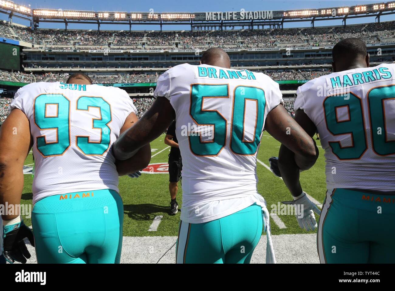 I Delfini di Miami i bracci di bloccaggio durante le presentazioni prima di giocare la New York getti alla MetLife Stadium di East Rutherford, New Jersey il 24 settembre 2017. UPI Foto Stock