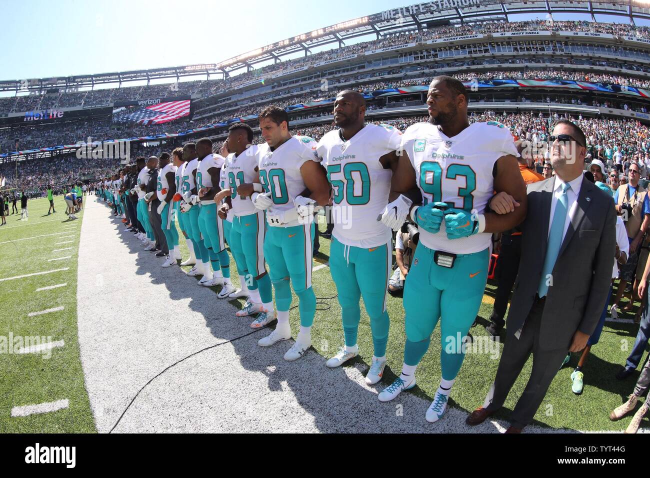 I Delfini di Miami i bracci di bloccaggio durante le presentazioni prima di giocare la New York getti alla MetLife Stadium di East Rutherford, New Jersey il 24 settembre 2017. UPI Foto Stock