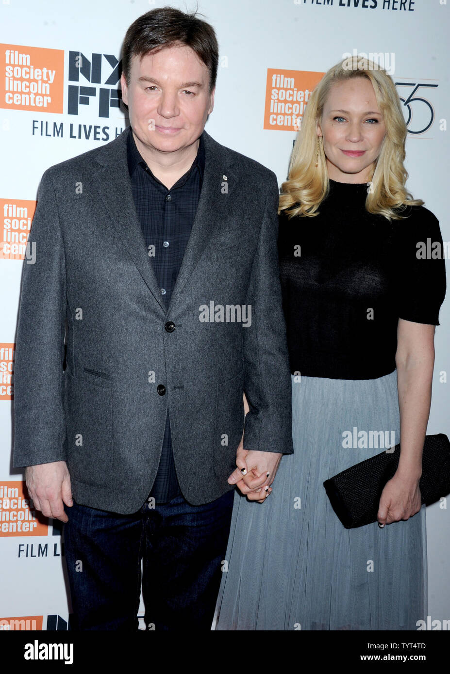 Mike Myers e Kelly Tisdale arrivano sul tappeto rosso al 55th New York Film Festival screening di 'Spielberg' a Alice Tully Hall il 5 ottobre 2017 in New York City. Foto di Dennis Van Tine/UPI Foto Stock