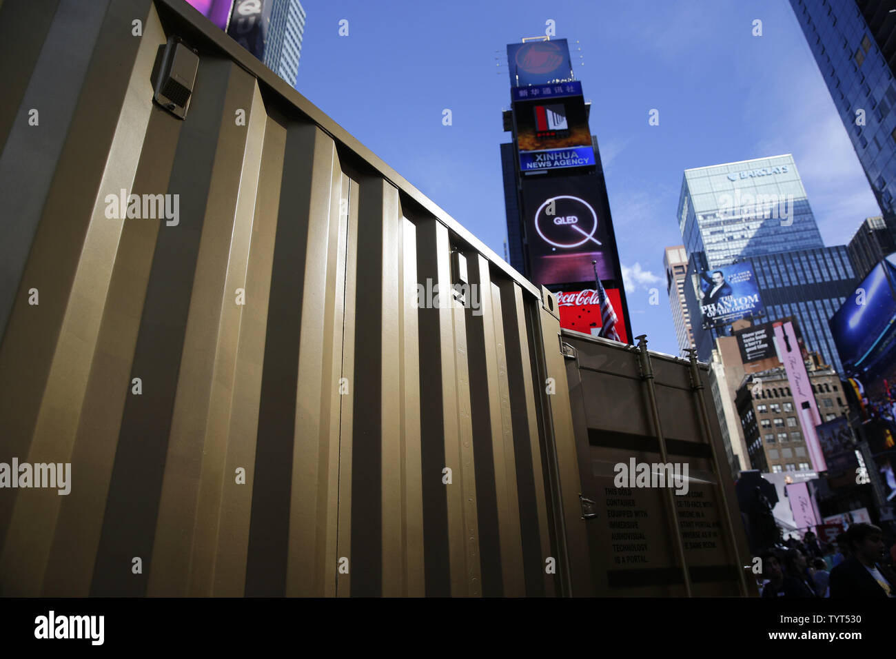 Una cassa d'oro che consente a Times Square ai visitatori di interagire con le persone attraverso una trentina di posizioni in venti paesi come se fossero nella stessa sala si erge in Times Square in corrispondenza di una pressa con apertura per un nuovo interactive arts installazione dal titolo TimesSquare portale su ottobre 10, 2017 a New York City. TimesSquare Portal verrà eseguito dal 10 Ottobre al 21 novembre 2017. Foto di Giovanni Angelillo/UPI Foto Stock