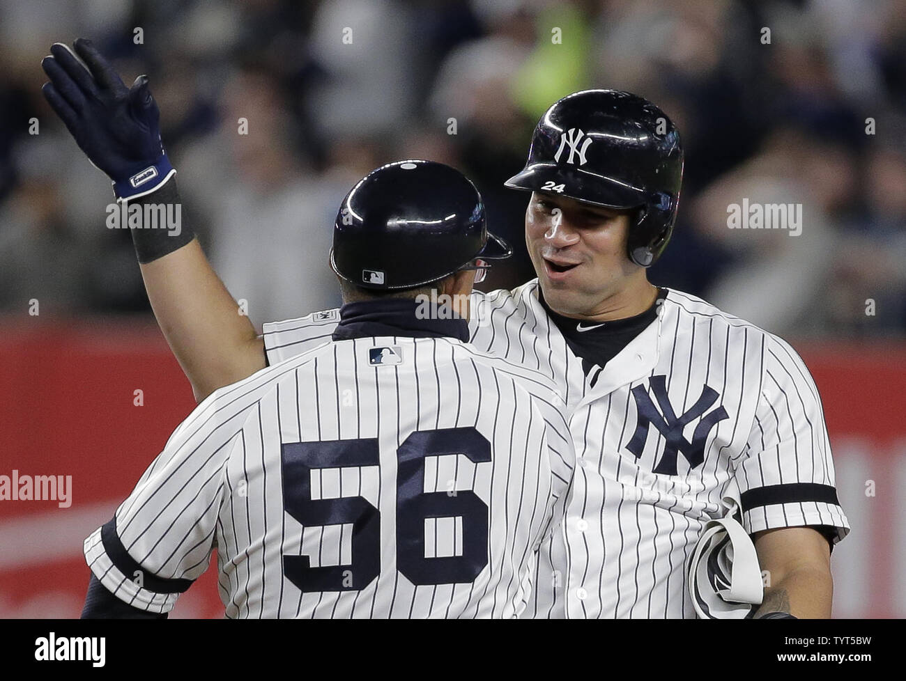 New York Yankees pastella Gary Sanchez' celebra con la prima base coach Tony Peña (56) dopo il suo due eseguire doppio contro Houston Astros nell ottavo inning nel gioco 4 del 2017 Playoff MLB American League Campionato di Serie allo Yankee Stadium di New York City il 17 ottobre 2017. Foto di Ray Stubblebine/UPI Foto Stock