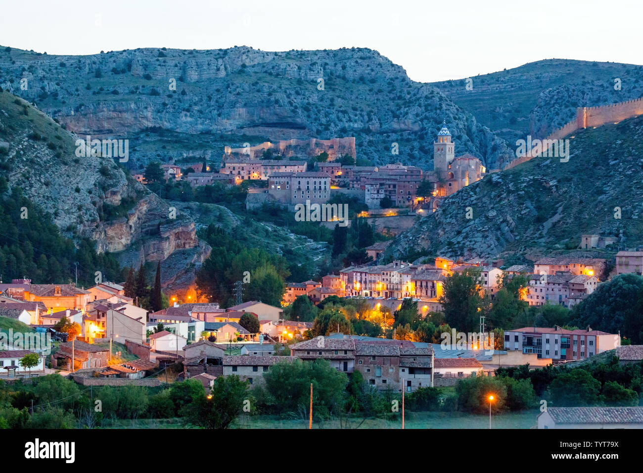 Vista dello storico medievale spagnola moresco città murata città di Albarracin in Montes Universales area della Sierra de Albarracin Aragona Spagna Foto Stock