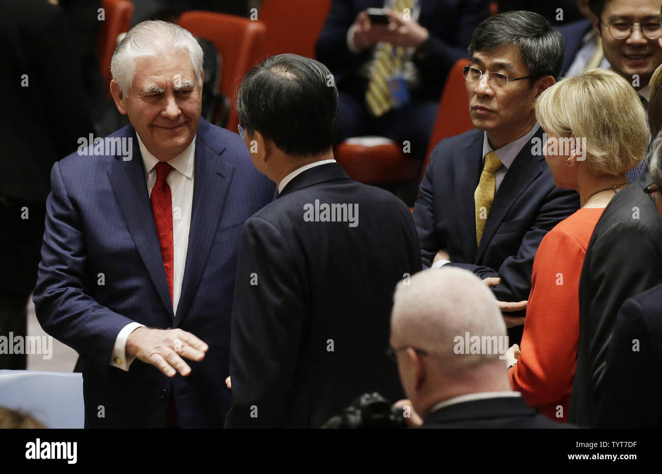 Stati Uniti Il segretario di Stato Rex Tillerson saluta il sud coreano Vice Ministro degli Affari Esteri Cho Hyun prima di un Consiglio di Sicurezza delle Nazioni Unite su ministeriale Corea del Nord presso le Nazioni Unite a New York City il 15 dicembre 2017. Stati Uniti Il segretario di Stato Rex Tillerson unisce i membri del Consiglio di Sicurezza delle Nazioni Unite il venerdì per discutere di esercitare pressioni sulla Corea del Nord ad abbandonare il suo programma di armi nucleari. Foto di Giovanni Angelillo/UPI Foto Stock