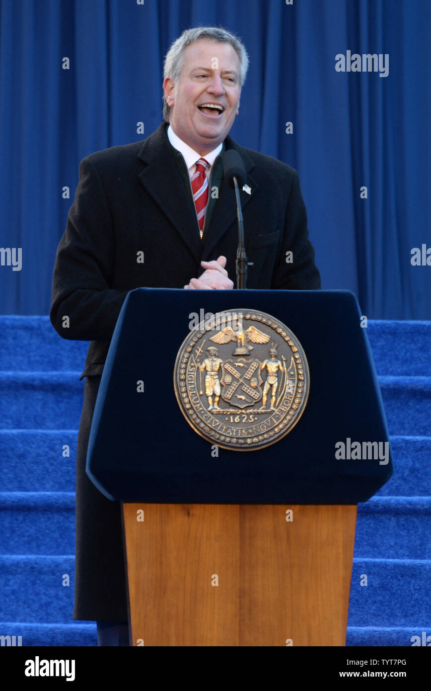 Il sindaco di New York Bill de Blasio parla a un giuramento nella cerimonia per un secondo mandato di sindaco della città di New York al City Hall di New York City il 1 gennaio 2018. La cerimonia è stata molto più piccolo e molto più fredda del suo 2014 inaugurazione. De Blasio aperto chiedendo al pubblico, preinstallato con temperature dell'adolescenza. Foto di Dennis Van Tine/UPI Foto Stock