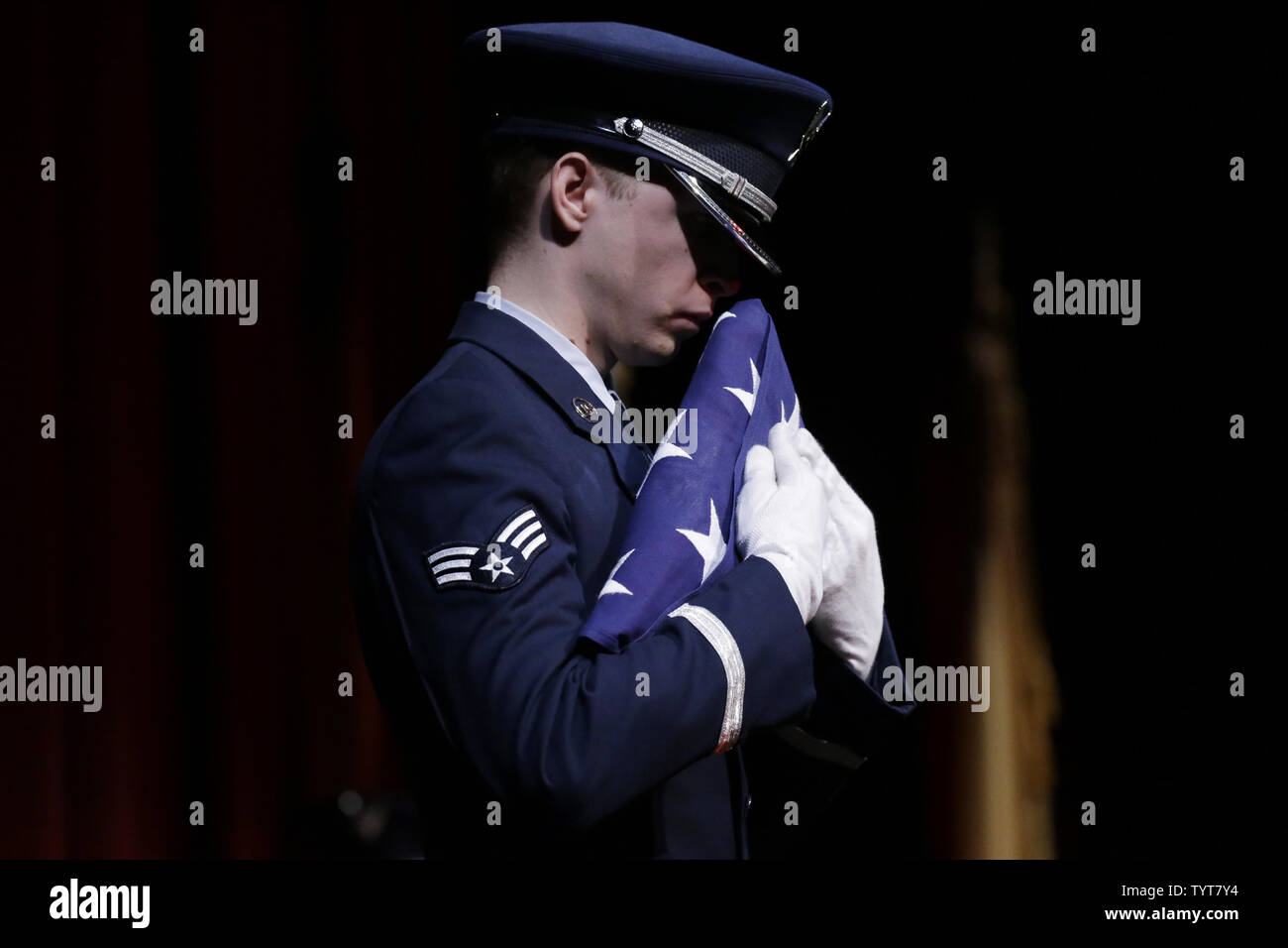 Gli uomini in uniforme di piegare una bandiera americana in un memoriale di servizio per Gov. Brendan Byrne morto giovedì all'età di 93 presso la cartiera Playhouse presso la cartiera Playhouse di Milburn, NJ su Gennaio 8, 2018. Gov. Chris Christie ha consegnato il panegirico per Byrne, che egli ha chiamato un mentore e un amico. Governatore Byrne ha servito come consigliere di Governatore Meyner, vice procuratore generale, Essex County procuratore del Tribunale Superiore di giudice e due-termine governatore del New Jersey. Foto di Giovanni Angelillo/UPI Foto Stock