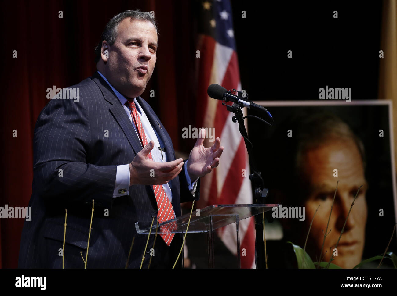 Governatore del New Jersey Chris Christie parla a un memoriale di servizio per Gov. Brendan Byrne morto giovedì all'età di 93 presso la cartiera Playhouse presso la cartiera Playhouse di Milburn, NJ su Gennaio 8, 2018. Gov. Chris Christie ha consegnato il panegirico per Byrne, che egli ha chiamato un mentore e un amico. Governatore Byrne ha servito come consigliere di Governatore Meyner, vice procuratore generale, Essex County procuratore del Tribunale Superiore di giudice e due-termine governatore del New Jersey. Foto di Giovanni Angelillo/UPI Foto Stock