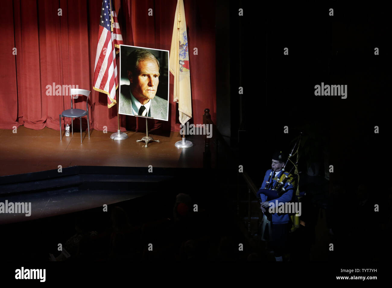 Una zampogna prestazioni inizia il memoriale di servizio per Gov. Brendan Byrne morto giovedì all'età di 93 presso la cartiera Playhouse presso la cartiera Playhouse di Milburn, NJ su Gennaio 8, 2018. Gov. Chris Christie ha consegnato il panegirico per Byrne, che egli ha chiamato un mentore e un amico. Governatore Byrne ha servito come consigliere di Governatore Meyner, vice procuratore generale, Essex County procuratore del Tribunale Superiore di giudice e due-termine governatore del New Jersey. Foto di Giovanni Angelillo/UPI Foto Stock