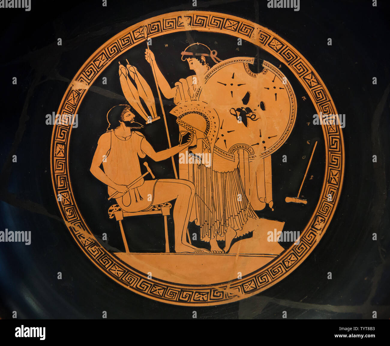 Officina di Efesto raffigurato nell'attico a figure rosse bicchiere dal pittore della fonderia datato intorno al 490-480 A.C. trovati in Vulci, Italia, ora sul display dell'Altes Museum di Berlino in Germania. Consegna delle armi per Achille è raffigurato. Foto Stock