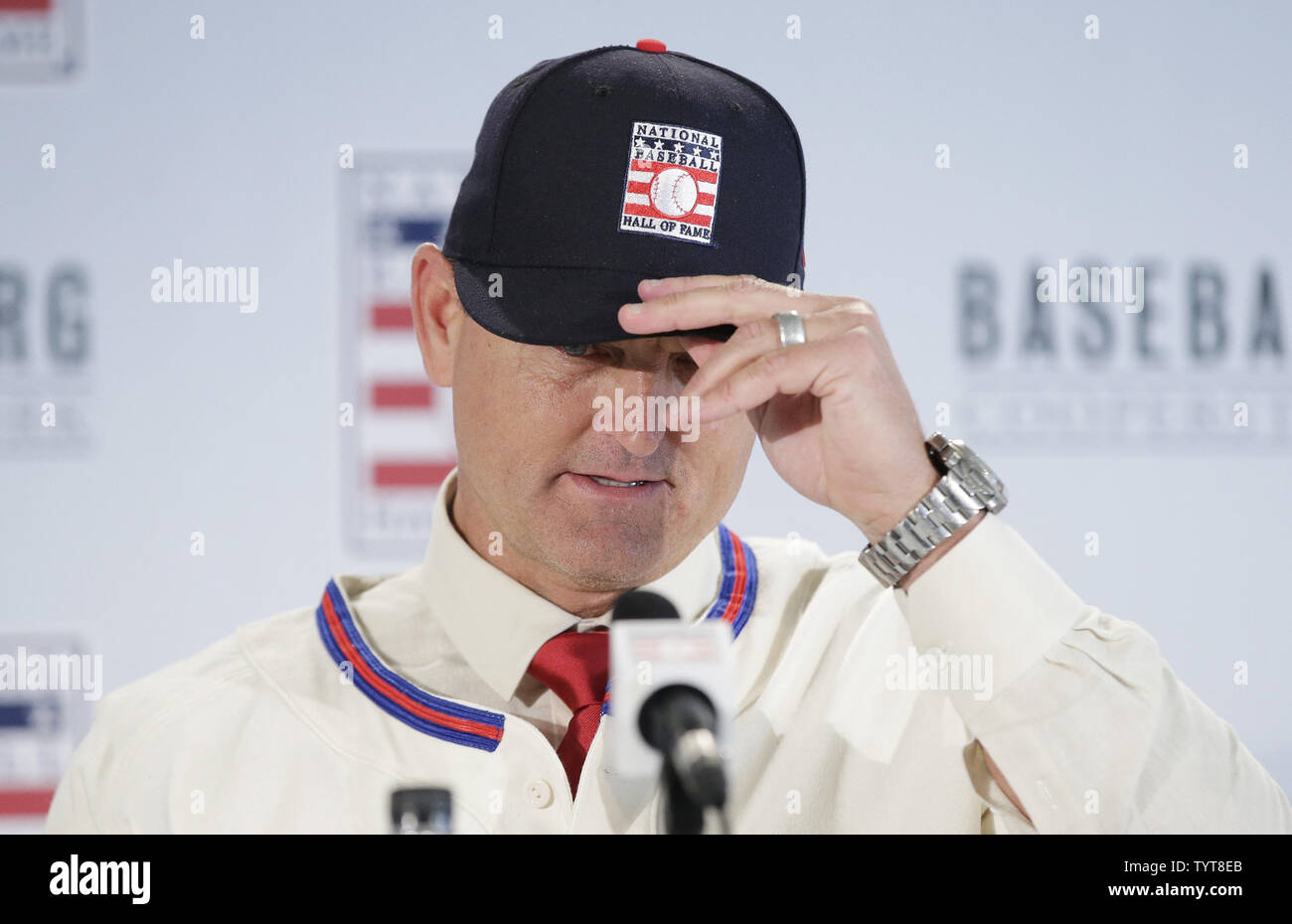 Trevor Hoffman indossa la sua Hall Of Fame Jersey e Hat presso il National Baseball Hall of Fame e il Museo della classe di 2018 conferenza stampa presso il St. Regis Hotel di New York City il 25 gennaio 2018. Atlanta Braves terzo baseman Chipper Jones, California Angeli outfielder Vladimir Guerrero, Cleveland Indians infielder Jim Thome e San Diego Padres relief pitcher Trevor Hoffman sarà onorato come parte della sala induzione del weekend 27-30 luglio a Cooperstown, N.Y. Foto di Giovanni Angelillo/UPI Foto Stock