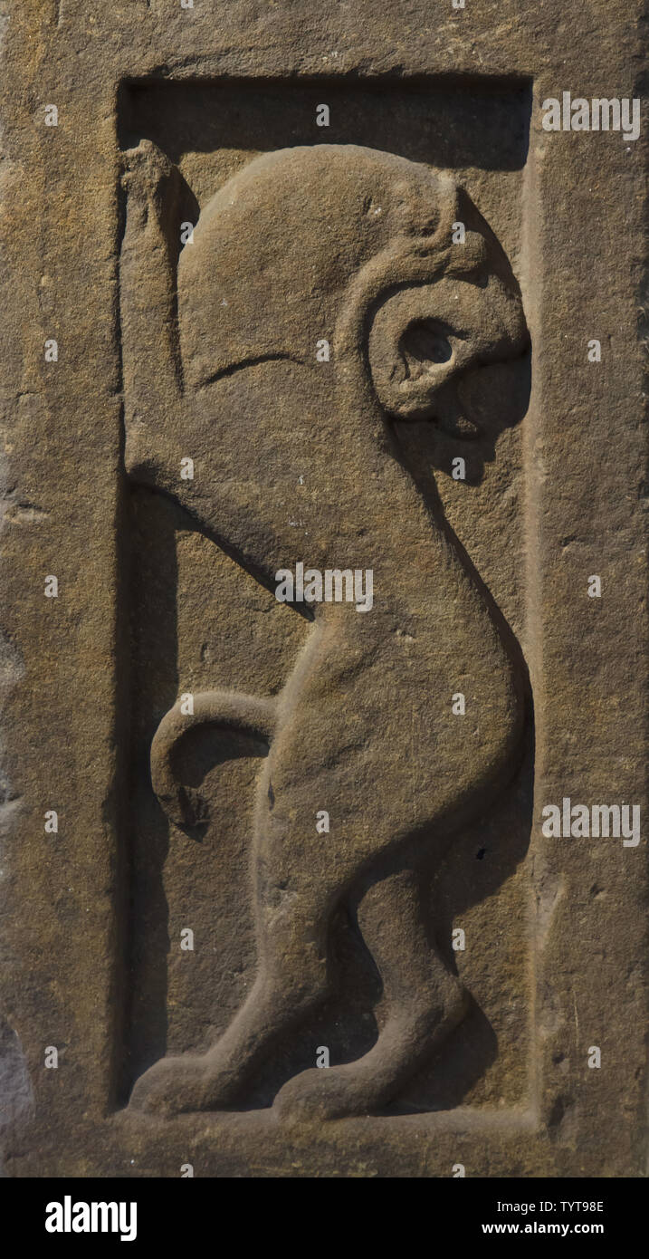 Lion raffigurata sulla pietra arenaria Etrusca un pilastro del cippo sagomato dal tumulo di chambered tombe datate dal 550-500 A.C. trovati nei pressi di Firenze, Italia, ora sul display dell'Altes Museum di Berlino in Germania. Foto Stock