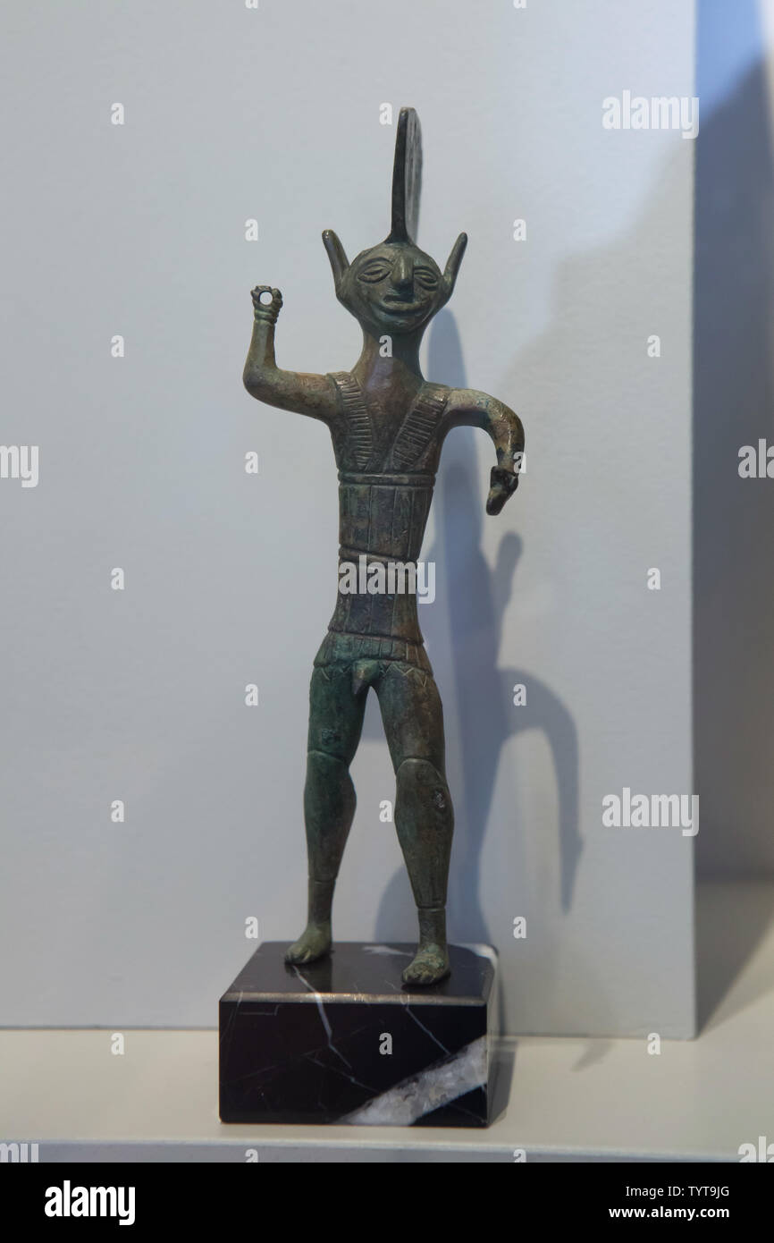 Etrusca statuetta in bronzo di un sacerdote datata tra il III e il II secolo a.c. sul display dell'Altes Museum di Berlino in Germania. Foto Stock