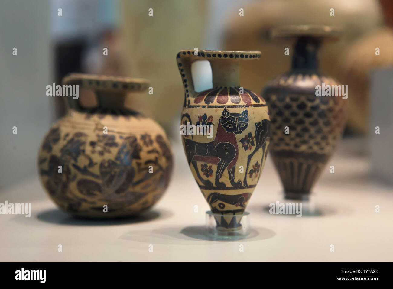 Antiche ceramiche decorate con vaso corinzio dipinto datato da circa 700 AC sul display dell'Altes Museum di Berlino in Germania. Foto Stock