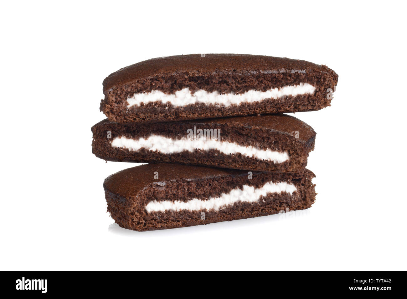 Pila di crema di cioccolato, torte su bianco Foto Stock