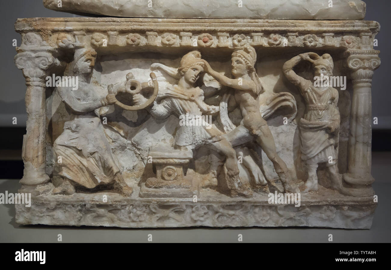 La morte di Myrtilus raffigurato sulla parte anteriore dell'alabastro etrusco urna cineraria dalla tomba della famiglia dei Calisna Sepu datato intorno al 150 a.c. trovati in Malacena (Monteriggioni), ora sul display dell'Altes Museum di Berlino in Germania. Foto Stock