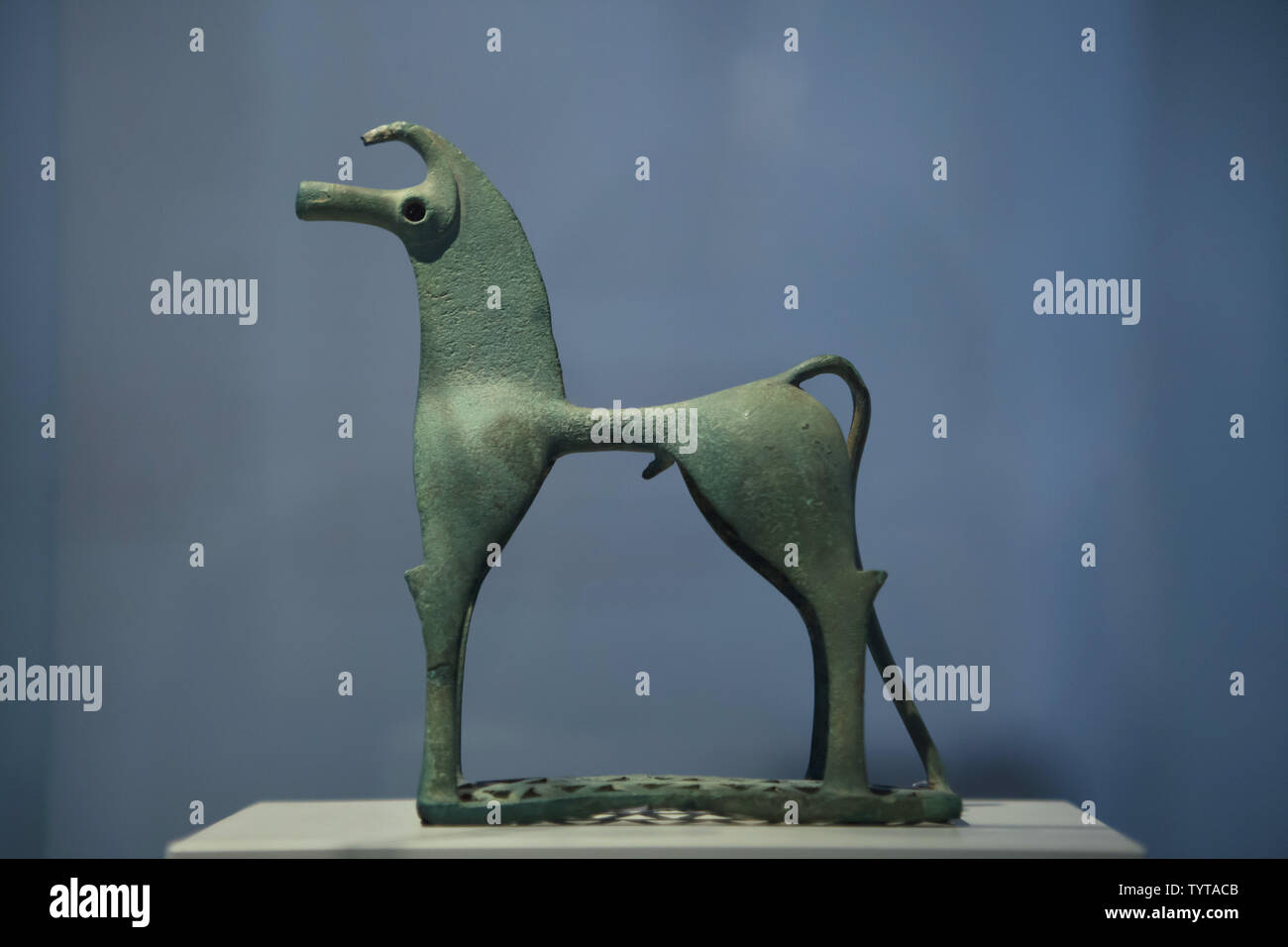 Statuetta in bronzo di un cavallo probabilmente dal santuario di Zeus ad Olimpia in Grecia, datato circa 730 BC, ora sul display dell'Altes Museum di Berlino in Germania. Foto Stock