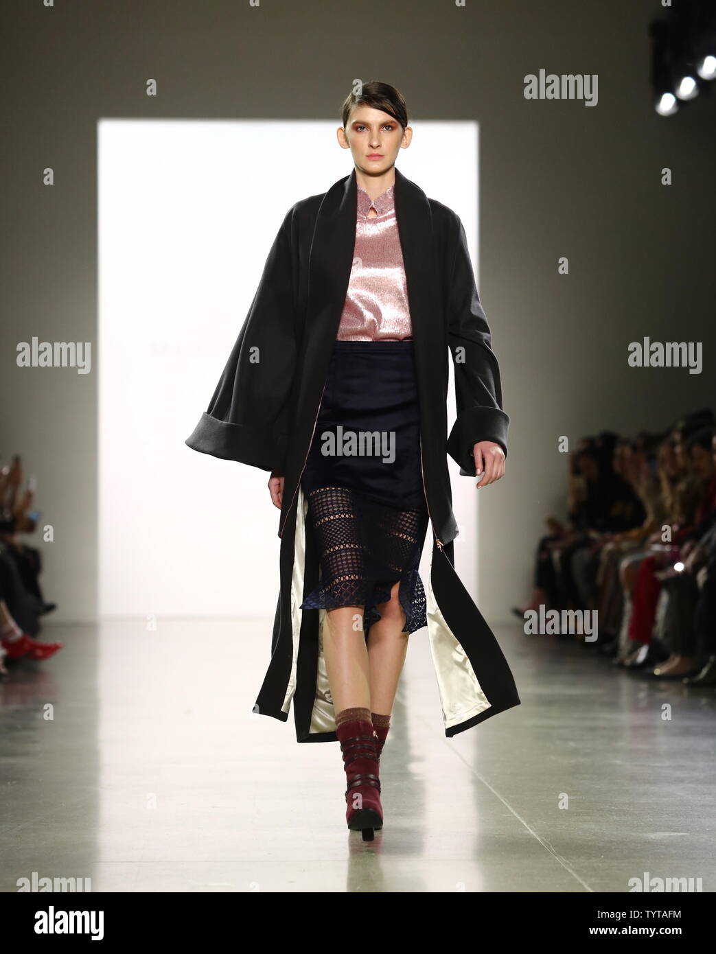 Un modello di passeggiate sulla pista a Marcel Ostertag fashion show durante la settimana della moda di New York Gallery II a molla Studios il 14 febbraio 2018 nella città di New York. Foto di Serena Xu-Ning/UPI Foto Stock