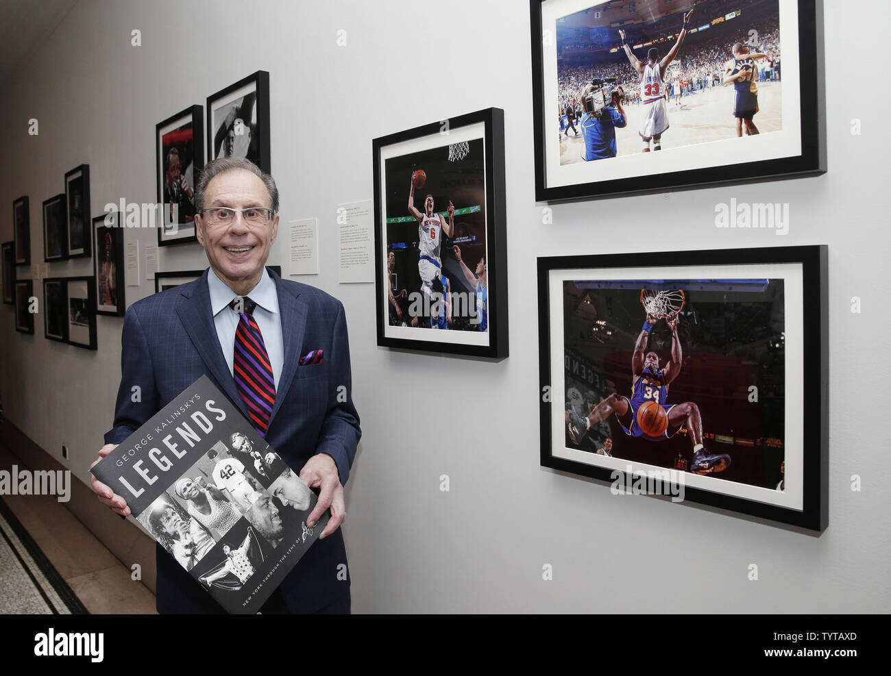 Fotografo George Kalinsky stand con una copia del suo libro "George Kalinsky le leggende di New York attraverso la lente di George Kalinsky' in una esposizione visualizzando il suo iconico fotografie presso la New York Historical Society di New York City il 21 febbraio 2018. New York attraverso la lente di George Kalinsky è basata sul libro di leggende da George Kalinsky ed è disponibile presso il negozio NYHistory. Foto di Giovanni Angelillo/UPI Foto Stock