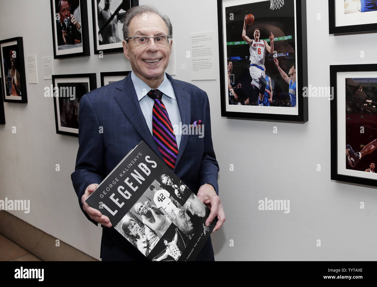 Fotografo George Kalinsky stand con una copia del suo libro "George Kalinsky le leggende di New York attraverso la lente di George Kalinsky' in una esposizione visualizzando il suo iconico fotografie presso la New York Historical Society di New York City il 21 febbraio 2018. New York attraverso la lente di George Kalinsky è basata sul libro di leggende da George Kalinsky ed è disponibile presso il negozio NYHistory. Foto di Giovanni Angelillo/UPI Foto Stock