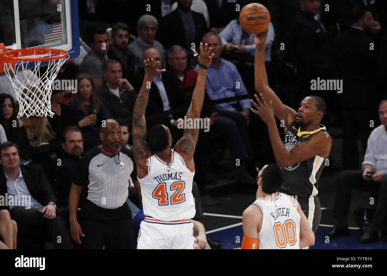 Golden State Warriors Kevin Durant spara su New York Knicks lancia Thomas a Madison Square Garden a New York City il 26 febbraio 2018. The Warriors ha sconfitto il Knicks 125-111. Foto di Giovanni Angelillo/UPI Foto Stock