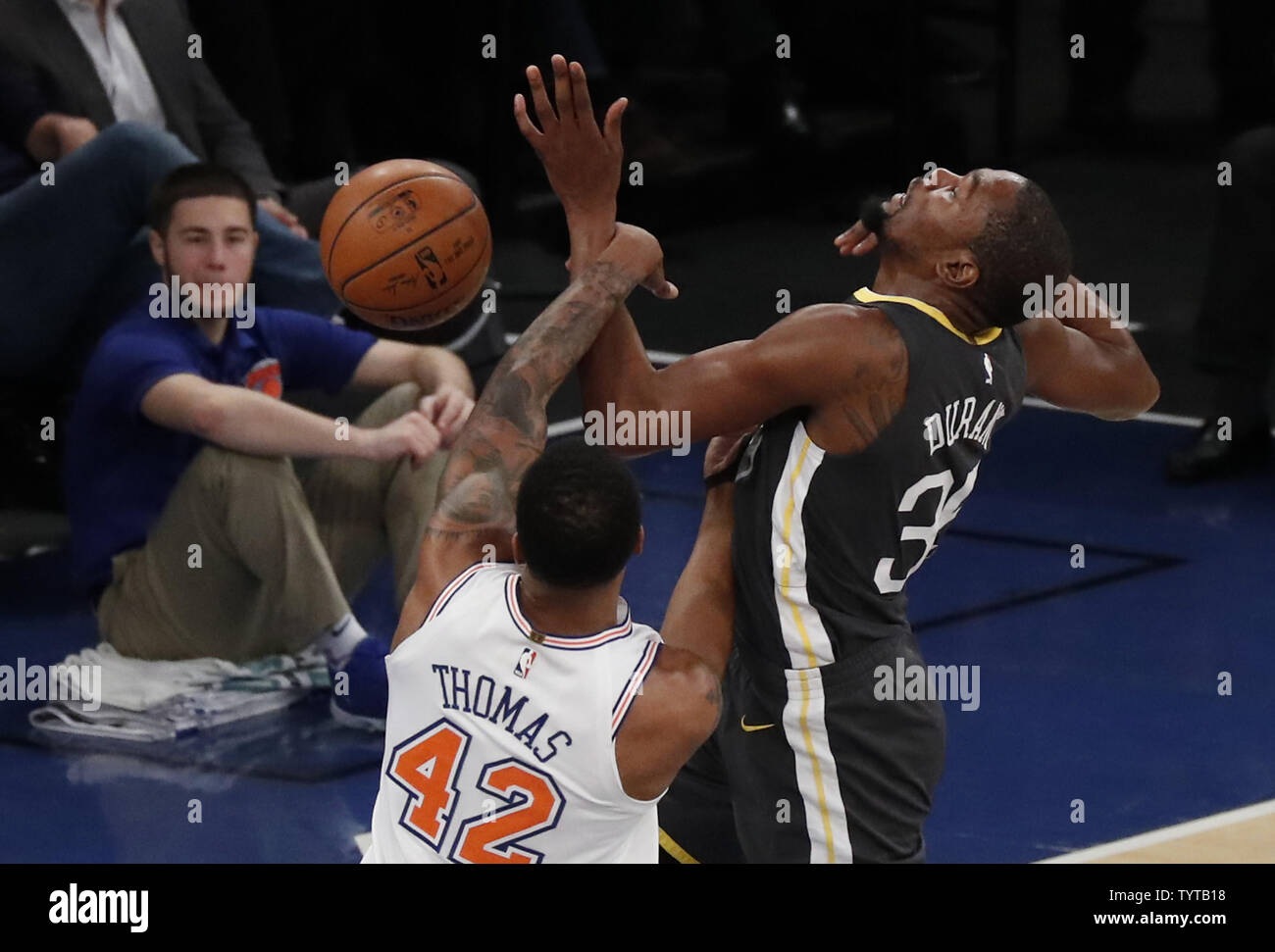 New York Knicks lancia Thomas falli Golden State Warriors Kevin Durant a Madison Square Garden a New York City il 26 febbraio 2018. The Warriors ha sconfitto il Knicks 125-111. Foto di Giovanni Angelillo/UPI Foto Stock