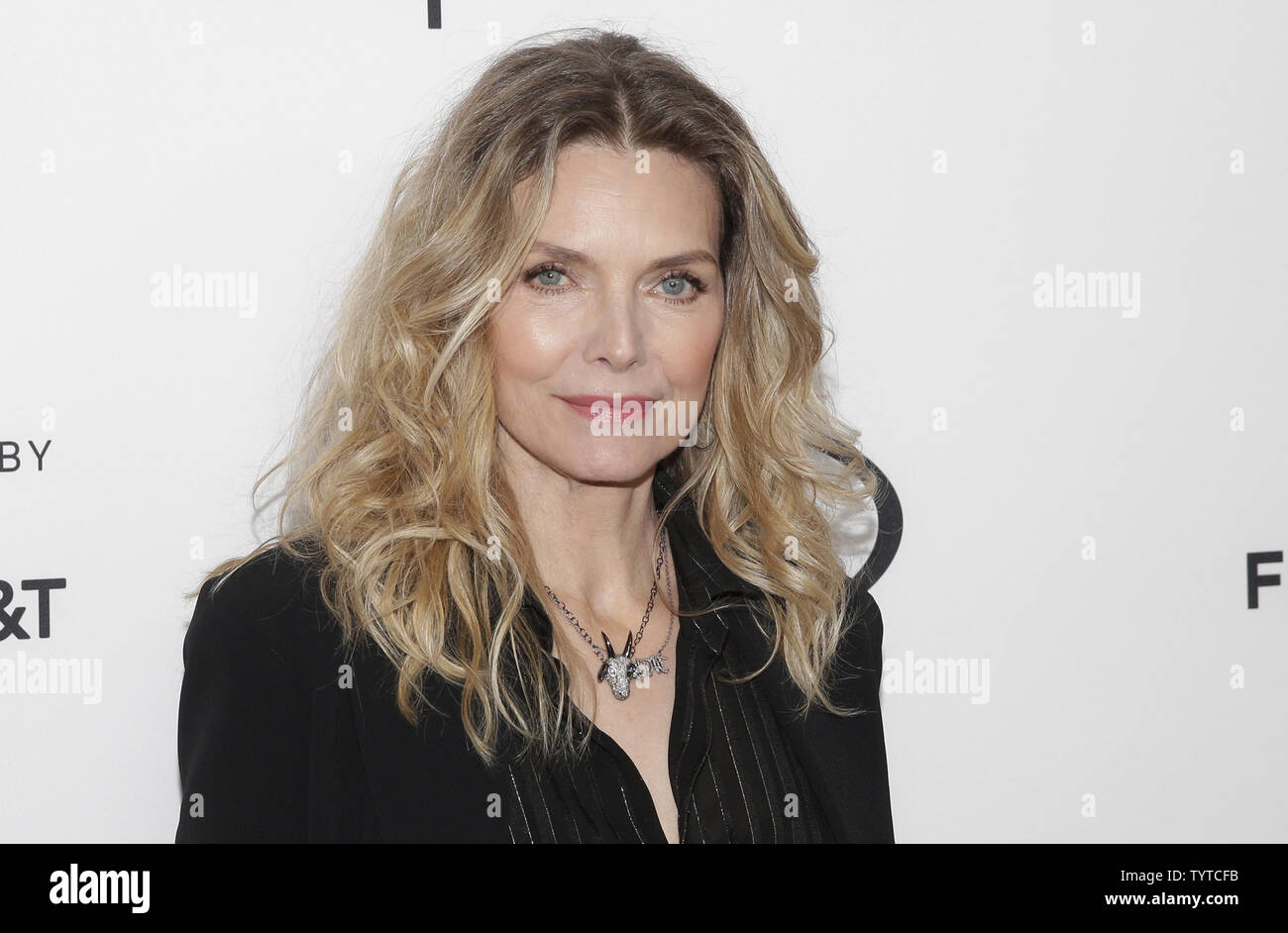 Michelle Pfeiffer arriva sul tappeto rosso al 'Scarface' trentacinquesimo anniversario Cast Reunion come parte del 2018 Tribeca Film Festival al teatro di faro rotante su Aprile 19, 2018 in New York City. Foto di Giovanni Angelillo/UPI Foto Stock