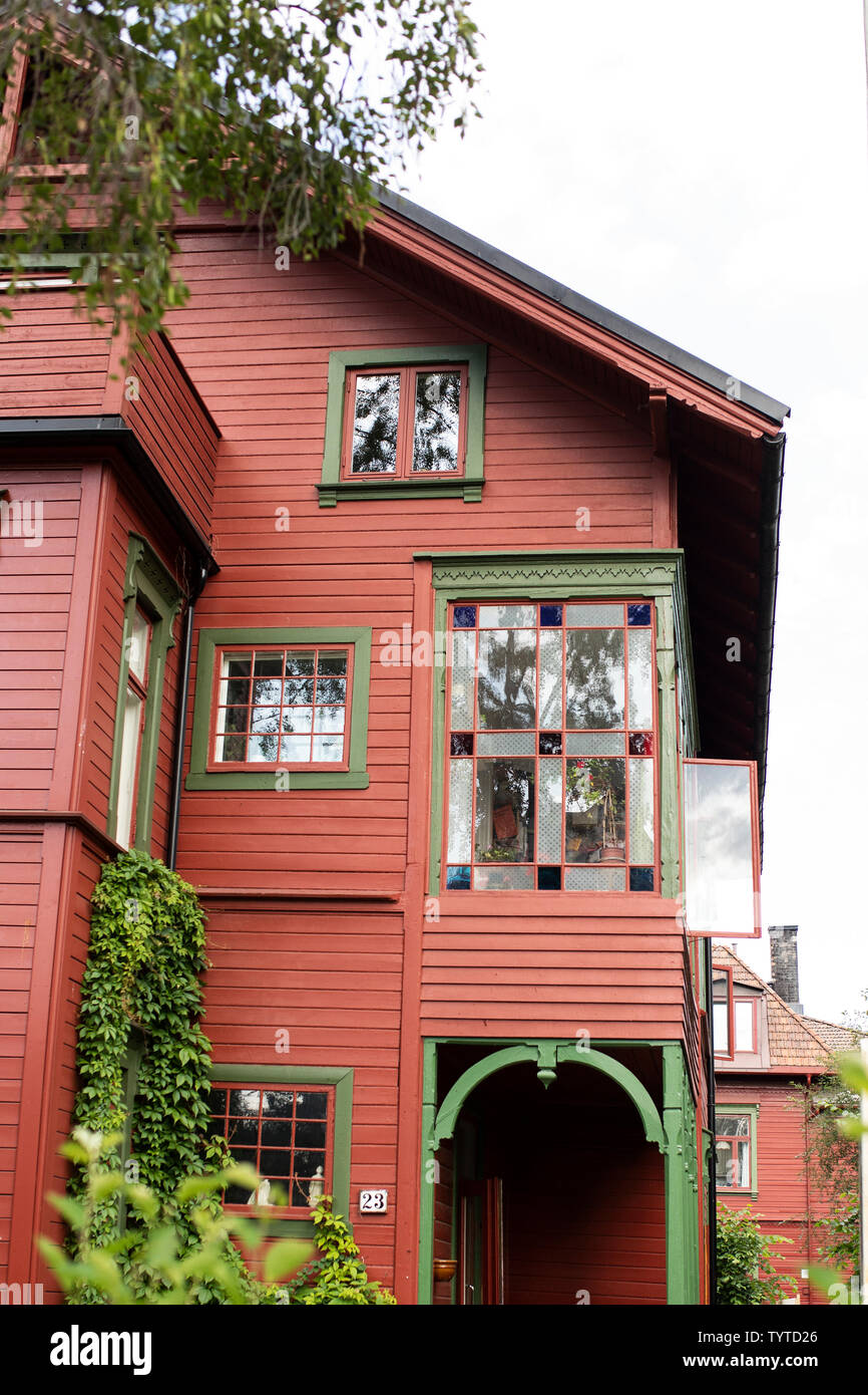 Un rosso casa in legno in stile tradizionale architettura norvegese su Lyder Sagens Gate in Oslo, Norvegia. Foto Stock