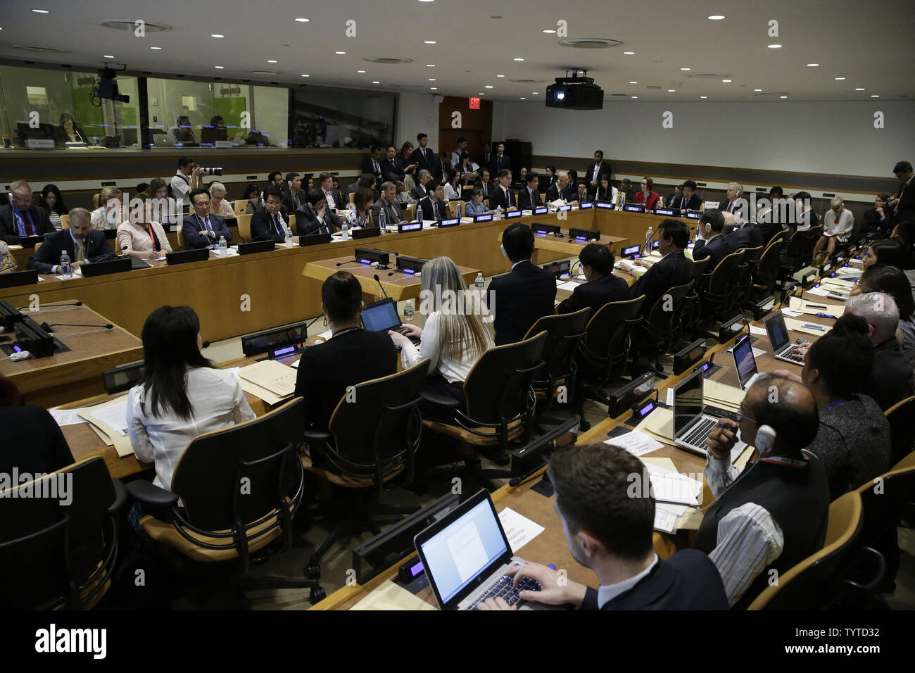 I partecipanti ascoltano dagli altoparlanti in una riunione sulla situazione dei diritti umani nella RDPC il 3 maggio 2018 presso la sede delle Nazioni Unite a New York City. Otto Warmbier, figlio di Cindy e Fred Warmbieran, era un college americano studente che era stato arrestato in Corea del Nord nel gennaio 2016 per tentato furto per cui egli è stato condannato a quindici anni di carcere. Mentre incarcerati, cadde in un coma e mai ripreso coscienza di morire nel giugno 2017. Foto di Giovanni Angelillo/UPI Foto Stock