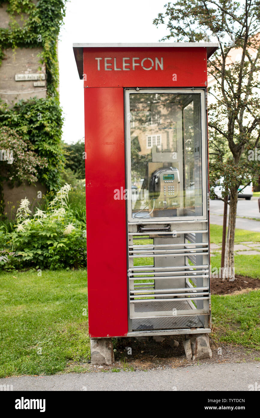 Una vecchia cabina telefonica a Oslo, Norvegia. Foto Stock