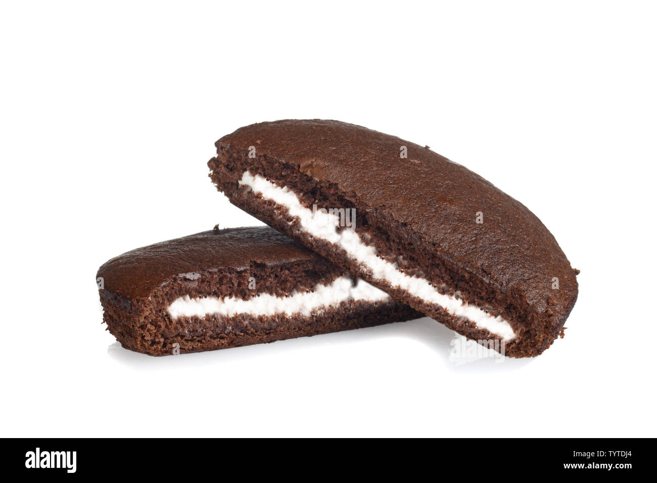 Due strati di crema di cioccolato torta su bianco Foto Stock