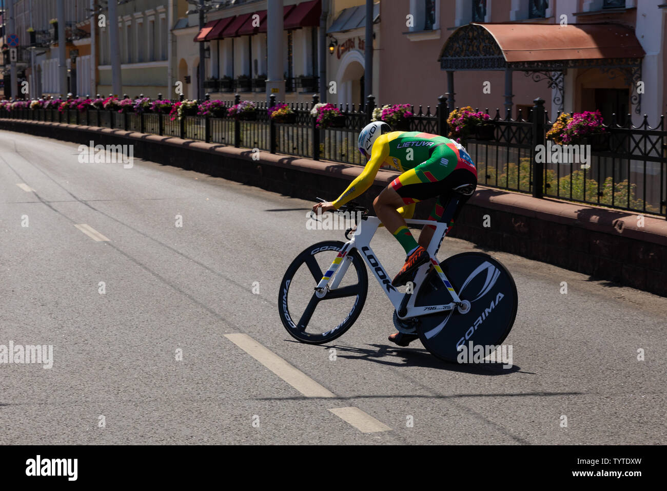 MINSK, Bielorussia - 25 giugno 2019: ciclista dalla Lituania Navardauskas partecipa a uomini Split inizio gara individuale al 2 ° Europeo evento giochi Ju Foto Stock