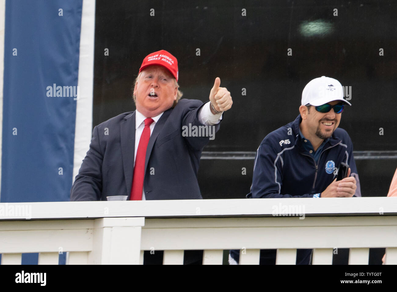 Un Donald Trump impersonator grida a golfisti vicino al primo verde nel secondo round della 118a U.S. Campionato Open a Shinnecock Hills Golf Club di Southampton a New York il 15 giugno 2018. Foto di Corey Sipkin/UPI Foto Stock