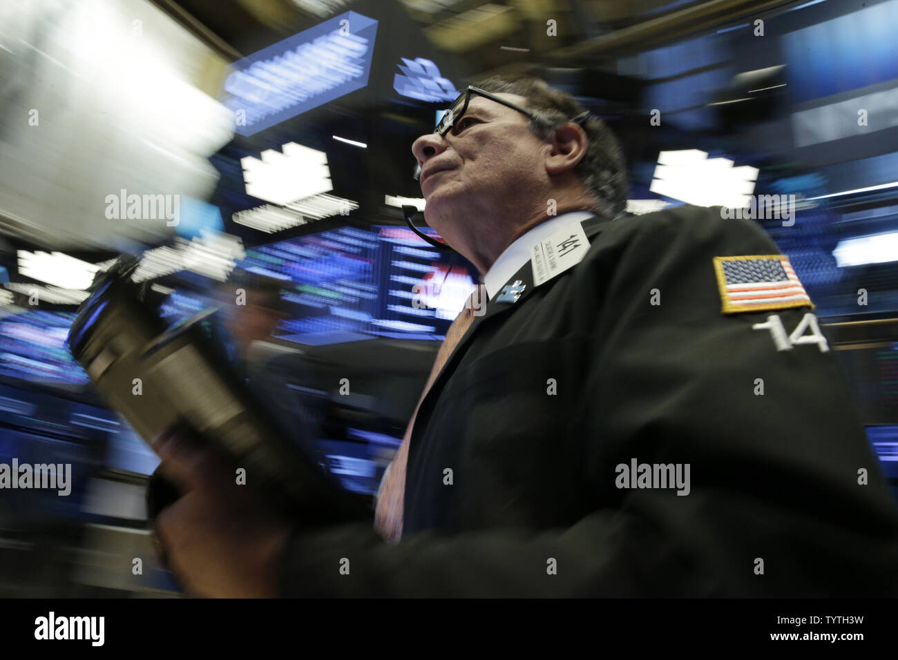 Gli operatori lavorano sul pavimento del NYSE in apertura campana al New York Stock Exchange su Wall Street a New York City il 16 luglio 2018. Gli stock degli Stati Uniti ha iniziato ad operare sul piatto il giorno in cui il presidente Donald Trump e la Russia Vladimir Putin sono pianificati per tenere una conferenza stampa congiunta dal lunedì seguente loro uno-a-uno, nella sua riunione di Helsinki, Finlandia. Foto di Giovanni Angelillo/UPI Foto Stock