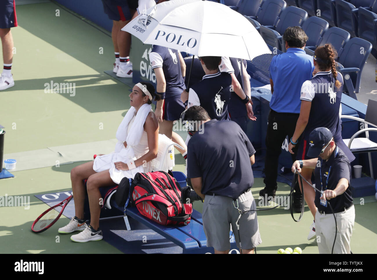 Caroline Garcia di Francia si siede con un asciugamano di ghiaccio intorno al suo collo in-tra i punti nel suo primo round retta fissa la vittoria sul gioco Johanna Konta del Regno Unito nelle tribune del 2018 US Open Tennis campionati a USTA Billie Jean King National Tennis Center a New York City il 28 agosto 2018. Foto di Giovanni Angelillo/UPI Foto Stock