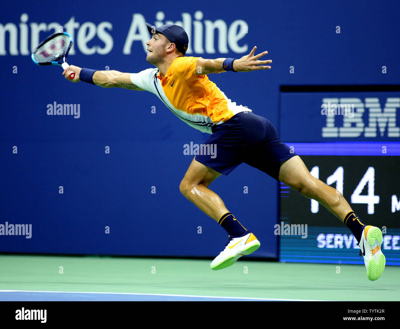 Borna Coric di Croazia restituisce la palla a Juan Martin Del Potro di Argentina per la prima volta nel loro quarto round match in Arthur Ashe Stadium al 2018 US Open Tennis campionati a USTA Billie Jean King National Tennis Center a New York City il 2 settembre 2018. Foto di Monika Graff/UPI Foto Stock