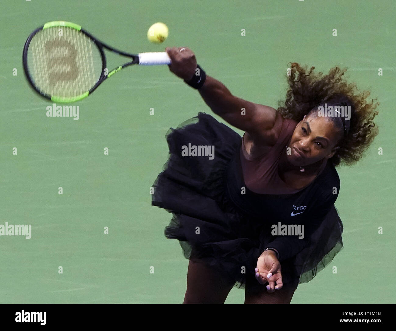 Serena Williams degli Stati Uniti serve a Naomi di Osaka in Giappone nel loro donna Singoli Final match in Arthur Ashe Stadium al 2018 US Open Tennis campionati a USTA Billie Jean King National Tennis Center a New York City il 8 settembre 2018. Foto di Ray Stubblebine/UPI Foto Stock