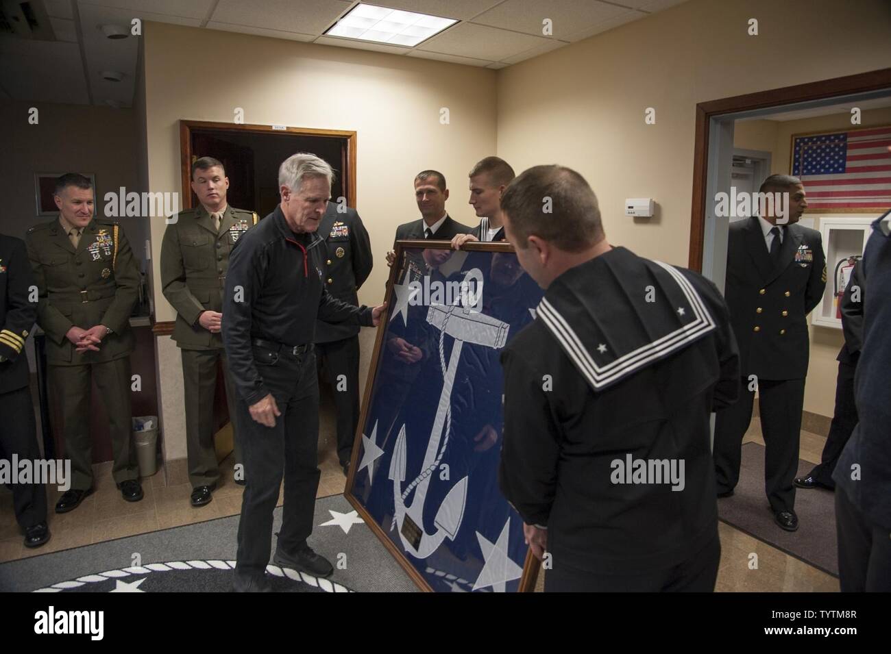 Velisti assegnati alla Naval Air Facility Washington presente un segretario della Marina bandiera al segretario della Marina (SECNAV) Ray Mabus Nov.29, 2016 a base comune Andrews Naval Air Facility Washington. La bandiera è stata volata presso lo stabilimento durante la presidenza di Mabus. Foto Stock
