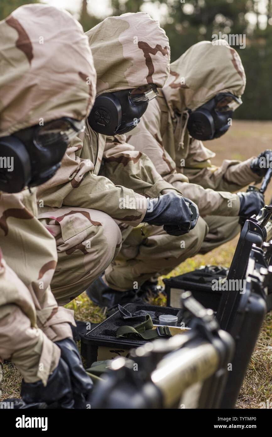 Stati Uniti Marines assegnato al parafango Marine Headquarters Squadron (MWHS) 2, preparare comune di agente chimico kit di rilevamento durante un chimici, biologici, radiologici e nucleari (CBRN) campo esercitazione a Atlantic Airfield, N.C., nov. 29, 2016. Il campo di esercizio di formazione è stata condotta per mantenere la prontezza operativa. Foto Stock