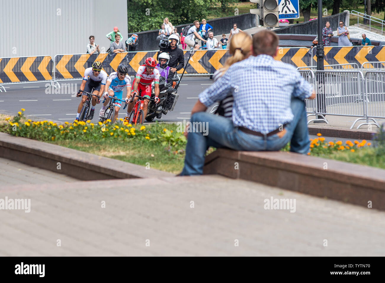 Minsk, Bielorussia - 23 Giugno 2019: Il ciclismo concorsi del 2019 2nd European Games a Minsk, uomini la gara su strada. Ventilatori in città Foto Stock